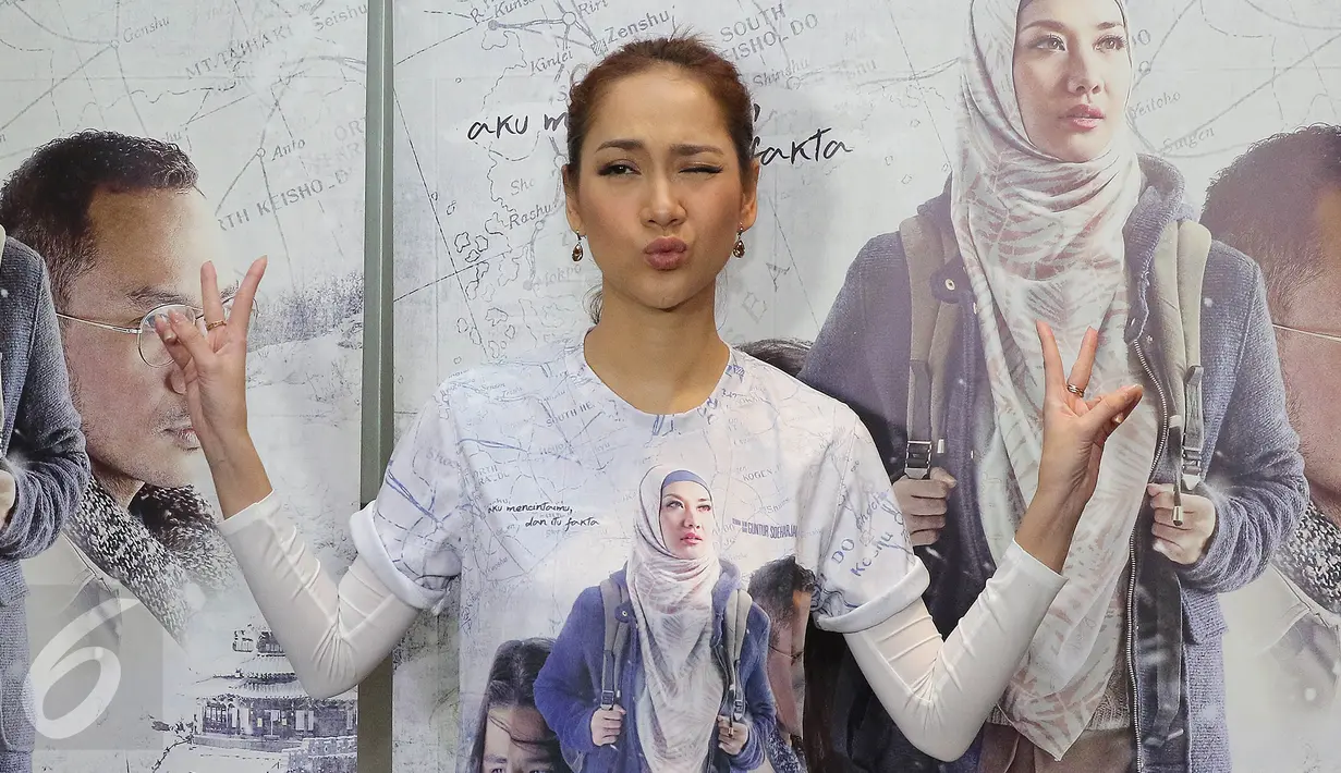 Aktris Bunga Citra Lestari berpose promo film jilbab traveler di kawasan Basuki Rahmat, Jakarta, (12/07).BCL pun tak menampik bila nantinya ia akan menggunakan jilbab. (Liputan6.com/Herman Zakharia)