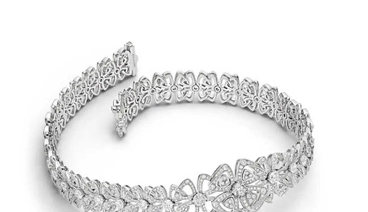 Selena juga memilih beberapa perhiasan High Jewelry sepanjang video termasuk kalung berlian High Jewelry Fiorever, anting High Jewelry Serpenti dengan elemen mutiara. [BVLGARI]
