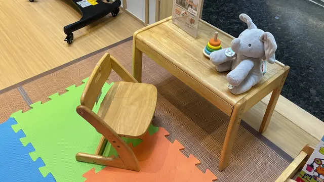 Meja dan tempat duduk untuk usia 1-6 tahun. [Anisha/Fimela]