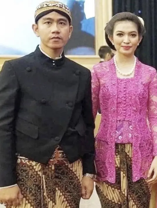 Selvi Ananda tampil dengan kebaya brokat shocking pink yang memiliki detail kancing depan. Dipadukan kain batik sebagai bawahan. [@selvie_ananda_]