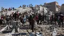 Bagi masyarakat Gaza, penghancuran gedung-gedung ini memaksa mereka untuk mencari lokasi pengungsian baru, dan semakin sedikit tempat yang tersisa untuk bertahan hidup. (Omar AL-QATTAA/AFP)