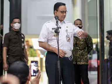 Gubernur DKI Jakarta Anies Baswedan memberikan keterangan seusai menjalani pemeriksaan di Gedung KPK, Jakarta, Rabu (7/9/2022). Anies Baswedan diperiksa KPK terkait dugaan korupsi di penyelenggaraan Formula E Jakarta. (Liputan6.com/Faizal Fanani)