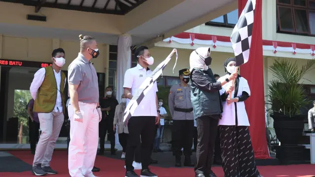 Gilang Widya Pramana saat menyerahkan bantuan paket sembako