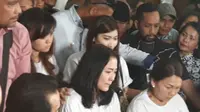 Kembaran Mirna, MAde Sandy Salihin menangis usai mendengar pembacaan vonis 20 tahun penjara Jessica Kumala Wongso (Liputan6.com/Nafiysul Qodar)