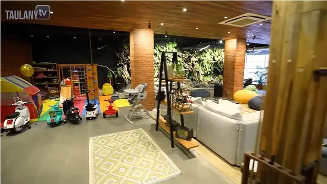 12 Potret Kantor Baru Baim Wong, Berkonsep Industrial Lengkap dengan Waterboom