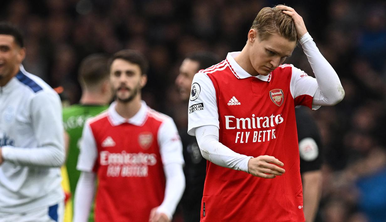<p>Arsenal dipastikan gagal menyabet juara Liga Inggris 2022/2023 pada Minggu (21/5/2023) dini hari WIB. Kekalahan 0-1 di markas Nottingham Forest membuat The Gunners tak lagi bisa mengejar perolehan poin Man City. Berikut ini 4 momen kunci yang buat 248 hari Arsenal di puncak klasemen jadi sia-sia. (AFP/Paul Ellis)</p>