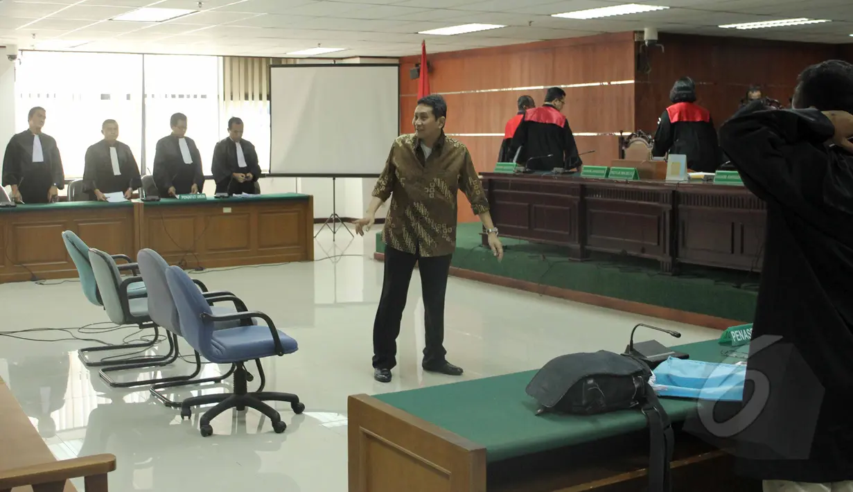 Terdakwa kasus korupsi pengadaan bus Transjakarta 2012-2013, Udar Pristono usai menjalani sidang di Pengadilan Tipikor, Jakarta, Senin (25/5/2015). Sidang ditunda sepekan karena Udar Pristono sakit. (Liputan6.com/Helmi Afandi)