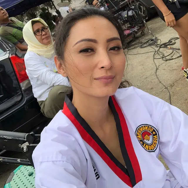 6 Potret Terbaru Della Puspita, Tetap Cantik dan Awet Muda di Usia 40 Tahun