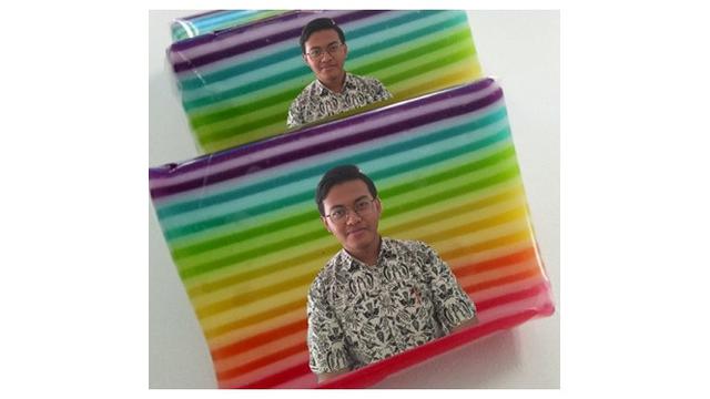 Minta Editkan Background Warna Warni, 6 Hasilnya Bikin Senyum Tipis