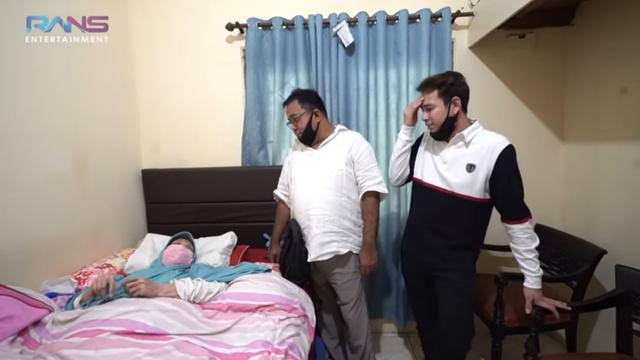 6 Momen Raffi Ahmad Jenguk Aminah Cendrakasih ‘Si Doel’, Suatu Kebanggaan