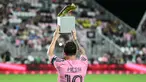 Penyerang Inter Miami asal Argentina, Lionel Messi, berpose dengan trofi MLS Golden Boot menjelang pertandingan playoff Major League Soccer (MLS) melawan Nashville SC di Chase Stadium, Fort Lauderdale, Florida, Amerika Serikat pada 24 Oktober 2025 waktu setempat atau Sabtu (25/10/2025) pagi WIB. (CHANDAN KHANNA/AFP)