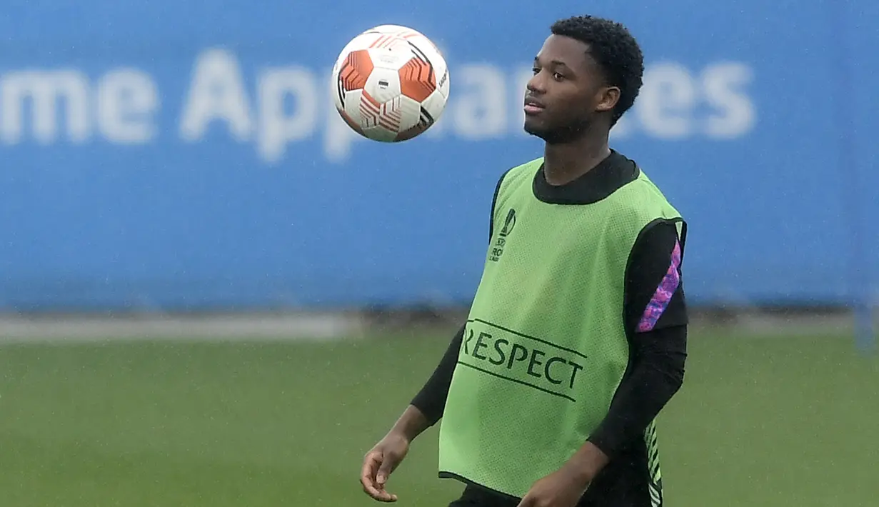 Gelandang Barcelona Spanyol Ansu Fati menghadiri sesi latihan di tempat latihan Joan Gamper di Sant Joan Despi pada 13 April 2022. Barcelona akan menjamu Eintracht Frankfurt pada leg kedua babak perempat final Liga Europa 2021/22 di Camp Nou, Jumat 15 April 2022 dini hari WIB. (Josep LAGO / AFP)