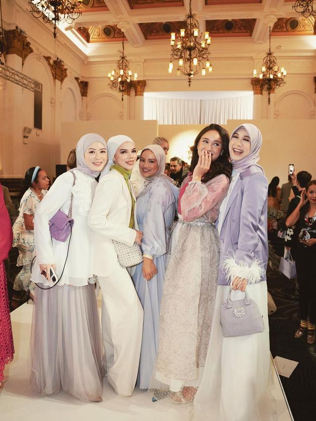 7 Momen Yasmin Napper saat Diundang di London Fashion Week 2023, Tampil Ceria