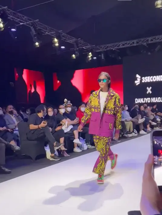 Tak hanya netizen yang menyanjung penampilan Bonge Citayam kala melenggang di atas catwalk Jakarta Fashion and Food Festival 2022. Sejumlah selebritas pun mengaresiasi. “Ada Bonge Citayam anak-anak girang!” cetus Mona Ratuliu bersama video di Instagram Stories. “GOKS!” seru bintang film Ivanna, Caitlin Halderman di Instagram Stories. (Foto: Dok. Instagram @caitlinhalderman)