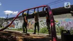 Pekerja informal melakukan pengerjaan menarik kabel di Jakarta, Kamis (2/12/2021). Kementerian Ketenagakerjaan (Kemnaker) menegaskan tidak hanya menyiapkan program bagi pekerja formal seperti Bantuan Subsidi Upah (BSU), tetapi juga bagi pekerja informal. (Liputan6.com/Johan Tallo)