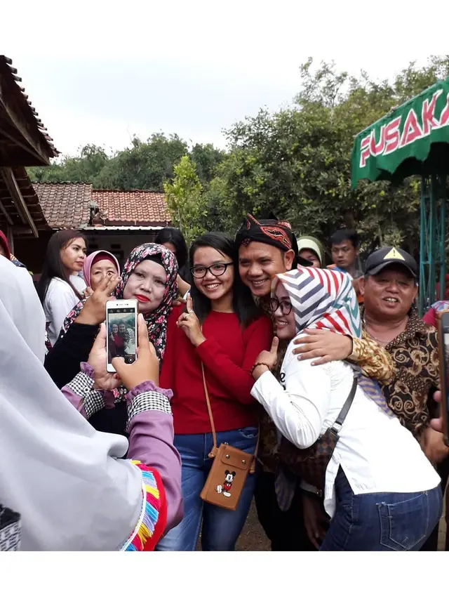 Jadi DPD RI dengan Perolehan Suara Terbanyak, Ini 6 Potret Oni SOS Turun ke Masyarakat