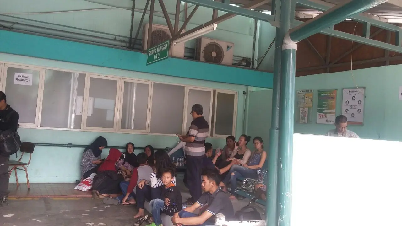 Para penumpang kapal "Zahro Express" di RS Atmajaya Pluit