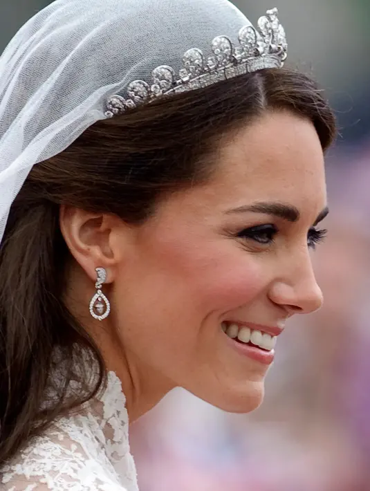Tiara Cartier Halo dikenakan oleh Kate Middleton pada hari pernikahannya di tahun 2011. Tiara ini terdiri dari 739 berlian dan 149 berlian baguette. Tiara ini awalnya dibuat untuk Ibu Suri pada tahun 1936. Foto: Vogue.