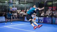 Selebritas Indonesia, Raffi Ahmad melakukan pukulan smash ke arah pasangan Saih Halilintar dan Fateh Halilintar dalam laga final ganda putra padel Turnamen Olahraga Selebriti Indonesia (TOSI) Season 4 di GOR UNJ, Rawamangun, Minggu (09/11/2025). (Bola.com/Bagaskara Lazuardi)