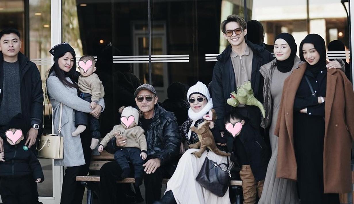 Kakak perempuan dan kakak ipar Rey Mbayang turut serta dalam momen liburan ke Turki beberapa waktu lalu. Ajak buah hati, anak Rey dan anak kakaknya, Ninie Mbayang membuat momen liburan ini jadi makin seru. Liburan bersama anak, menantu, dan cucu, kebahagiaan terpancar di wajah orang tua Rey. Bak kembali muda, ayah dan ibu Rey Mbayang tampil keren dengan kacamata. (Liputan6.com/IG/@rey_mbayang)