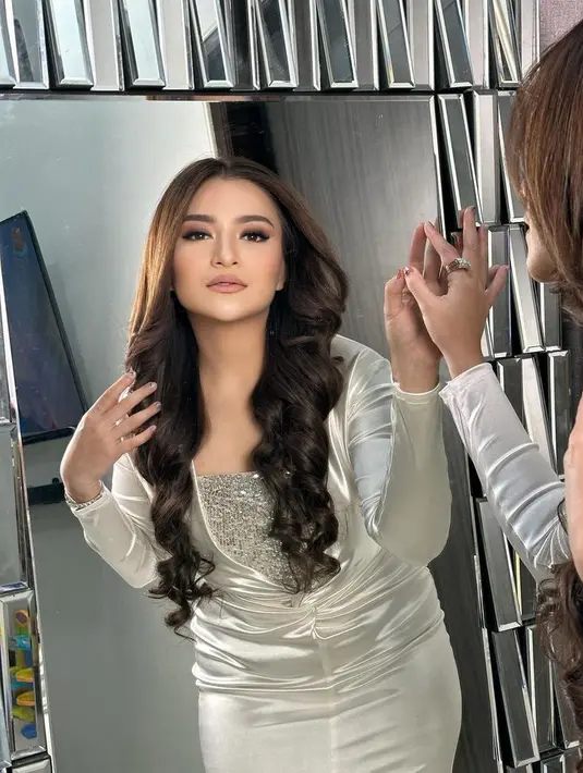 Untuk makeup kondangan, Natalie mengaplikasikan lipstik nude matte serta blush on tipis serasi dengan riasan matanya.  [@nathalieholscher]