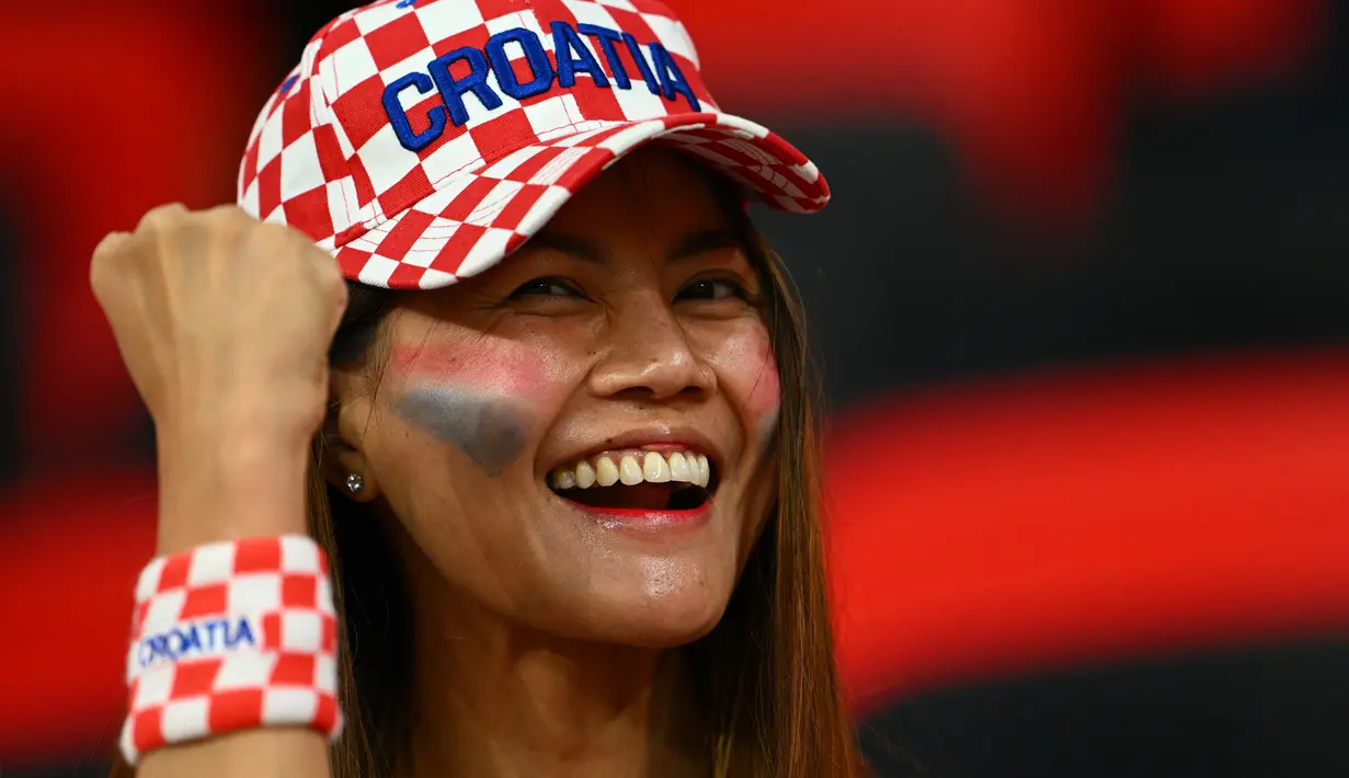 Seorang fans wanita Kroasia menghadiri pertandingan Grup F Piala Dunia Qatar 2022 antara Kroasia dan Belgia di Stadion Ahmad Bin Ali di Al-Rayyan, barat Doha pada 1 Desember 2022. (AFP/Gabriel Bouys)