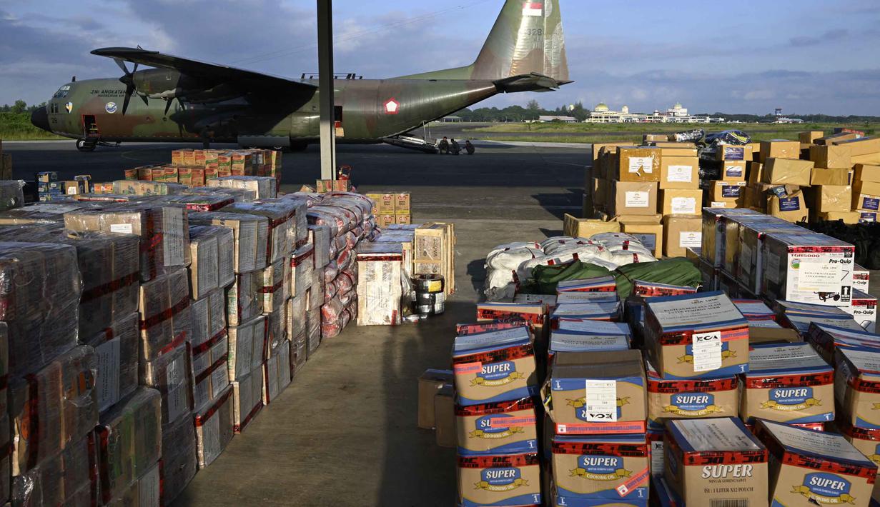 Bantuan yang akan dikirimkan ke daerah-daerah terdampak banjir terlihat di Pangkalan Udara (Lanud) Sultan Iskandar Muda di Blang Bintang, Aceh Besar pada Kamis 4 Desember 2025. Tentara Nasional Indonesia (TNI) bersama unsur terkait terus mengirimkan bantuan logistik ke berbagai wilayah terdampak banjir dan longsor di Aceh. (CHAIDEER MAHYUDDIN/AFP)