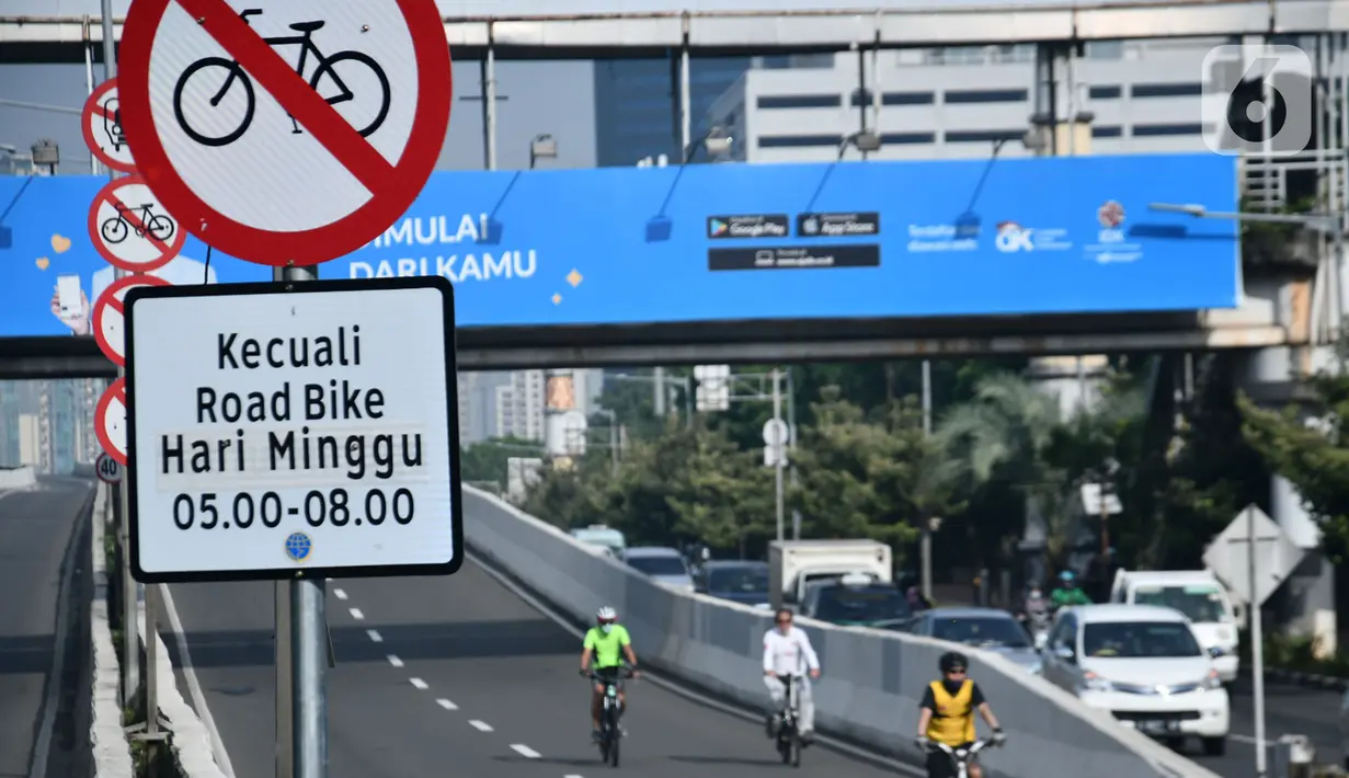 Sejumlah pengguna sepeda road bike melintas di Jalan Layang Non Tol (JLNT) Kampung Melayu-Tanah Abang, Jakarta, Minggu (30/5/2021). Dinas Perhubungan DKI Jakarta melakukan uji coba lintasan road bike JLNT Kampung Melayu-Tanah Abang tahap kedua pada pukul 05.00-08.00 WIB. (Liputan6.com/Herman Zakhari