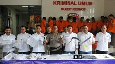 Resmob Polda Metro Jaya merilis hasil tindak kejahatan selama bulan November di Mapolda Metro Jaya Jakarta, Minggu (27/11). Polisi berhasil mengungkap tujuh kasus dengan 15 tersangka. (Liputan6.com/Helmi Affandi)