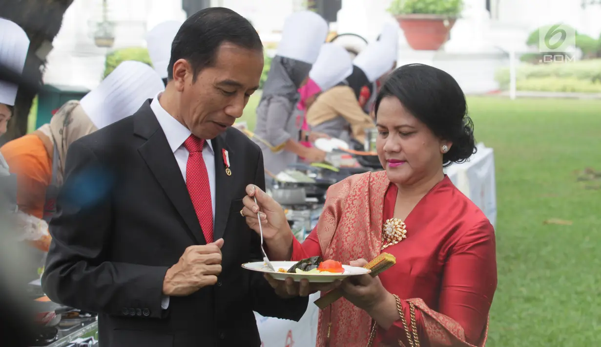 Presiden Jokowi dan Ibu Negara, Iriana Joko Widodo mencicipi masakan Pemenang Lomba Masak Ikan Nusantara 2017 di halaman Istana Kepresidenan, Jakarta, Selasa (15/8). Lomba ini dalam rangka 72 tahun Kemerdekaan Republik Indonesia. (Liputan6.com/Pool)