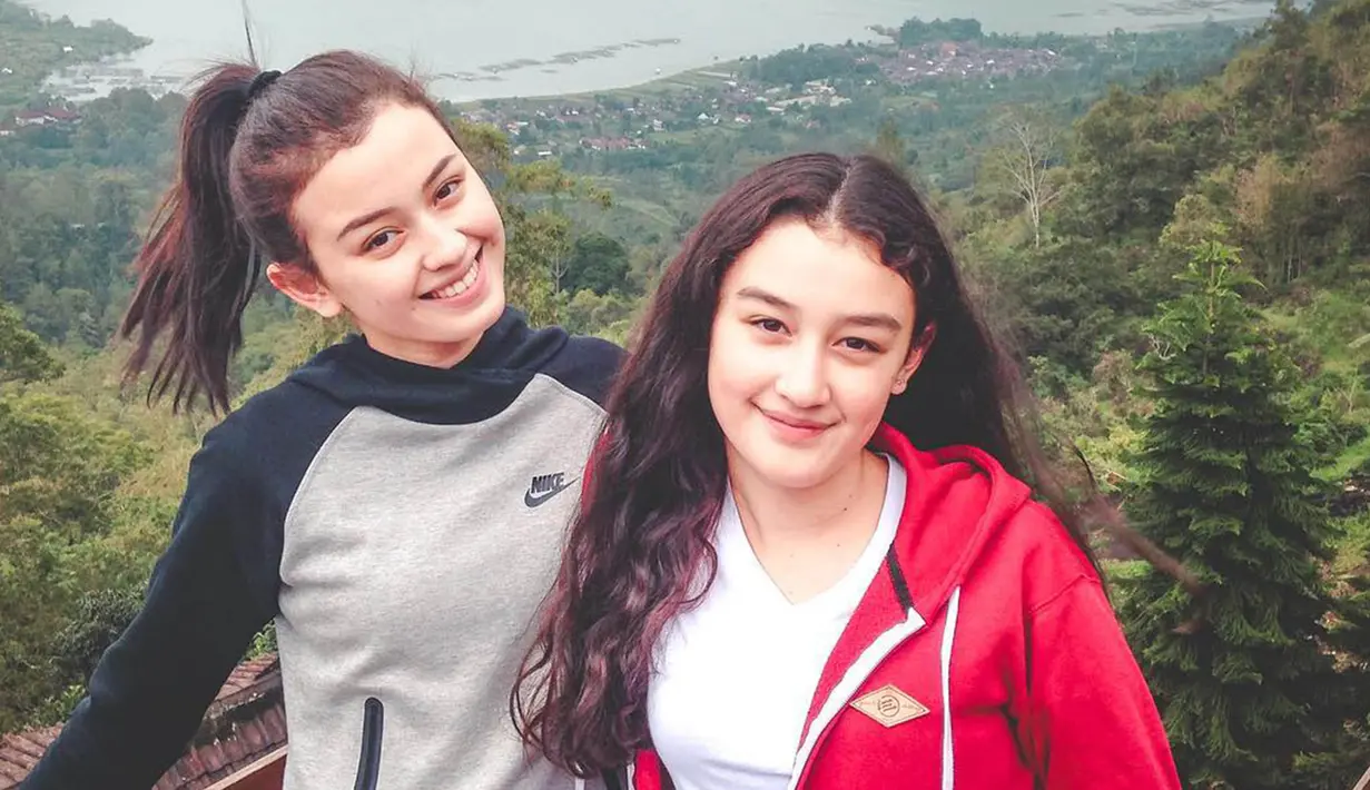 Kimberly mengunggah salah satu fotonya bersama Natasha yang saat itu masih remaja. Natasha terlihat imut dengan rambut keriting dan wajahnya yang tanpa riasan. (Liputan6.com/IG/@kimbrlyryder)