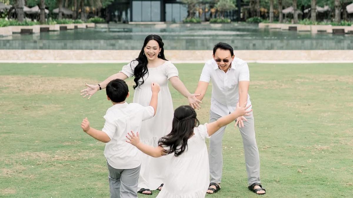 6 Potret Baby Bump Puput Nastiti Devi Istri Ahok, Dikabarkan Hamil Anak Ketiga