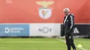 Pertemuan kedua tim juga digadang-gadang menjanjikan laga yang penuh tensi. Tampak dalam foto, pelatih Benfica, Jose Mourinho memimpin sesi latihan menjelang leg pertama play-off Liga Champions 2025/2026 melawan Real Madrid di Kampus Benfica, Seixal, pinggiran Lisbon, Portugal, pada Senin 16 Februari 2026. (PATRICIA DE MELO MOREIRA/AFP)
