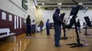Warga memberikan suara mereka di tempat pemungutan suara di Washington DC, Amerika Serikat (AS), pada 27 Oktober 2020. Pemungutan suara awal (early voting) secara langsung dimulai di Washington DC pada Selasa (27/10) di 32 tempat pemungutan suara. (Xinhua/Ting Shen)