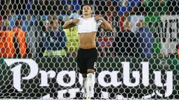 Pemain Jerman, Mesut Ozil tampak kecewa usai gagal mencetak gol lewat penalti ke gawang Italia  pada laga perempat final Piala Eropa 2016 di Stadion Matmut Atlantique, Bordeaux, Minggu (3/7/2016) dini hari WIB. (REUTERS/Kai Pfaffenbach)