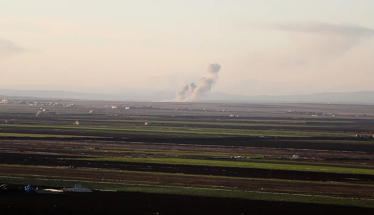 Asap mengepul di posisi Unit Pertahanan Rakyat Kurdi (YPG) di wilayah Afrin, Suriah, Sabtu (20/1). Turki mengatakan akan mengusir YPG dari Afrin. (Nazeer al-Khatib/AFP)