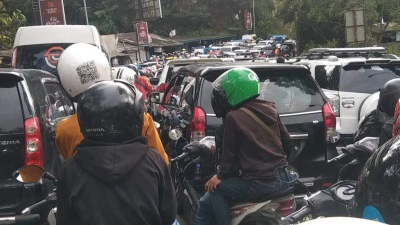 Pengguna jalan di jalur Puncak, Jawa Barat, menghabiskan waktu hingga 13 jam untuk sampai ke rumah karena terjebak macet di Jalur Ciawi-Cianjur, sejak Minggu sore hingga Senin dini hari.