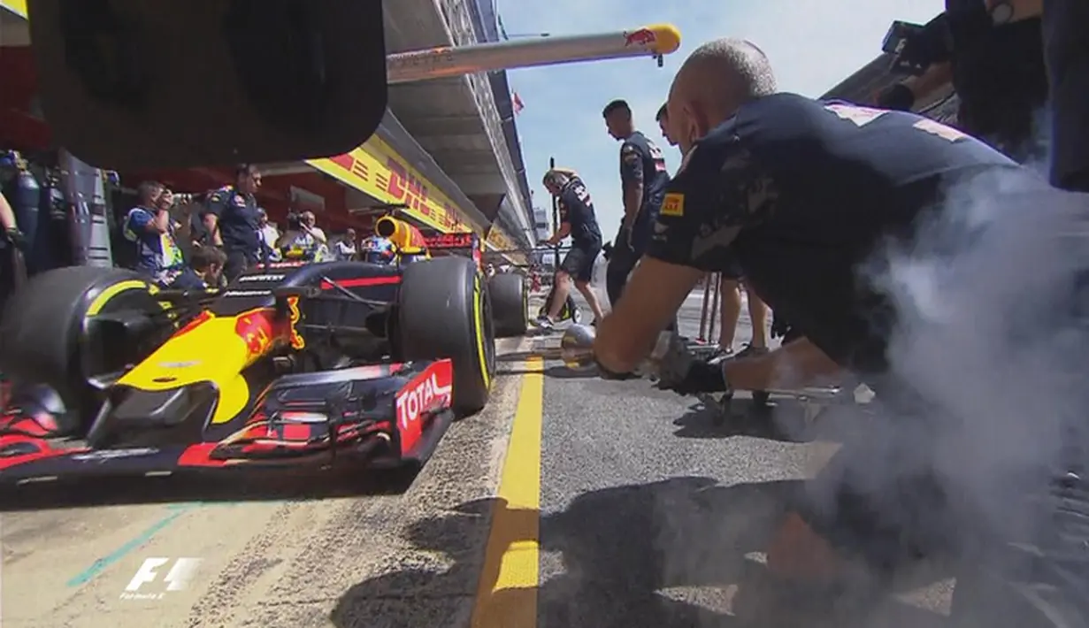 Pebalap Red Bull, Daniel Ricciardo, berada di posisi ke-5 saat latihan bebas ketiga F1 GP Spanyol di Sirkuit Catalunya, Spanyol, Sabtu (14/5/2016). (Bola.com/Twitter/F1)