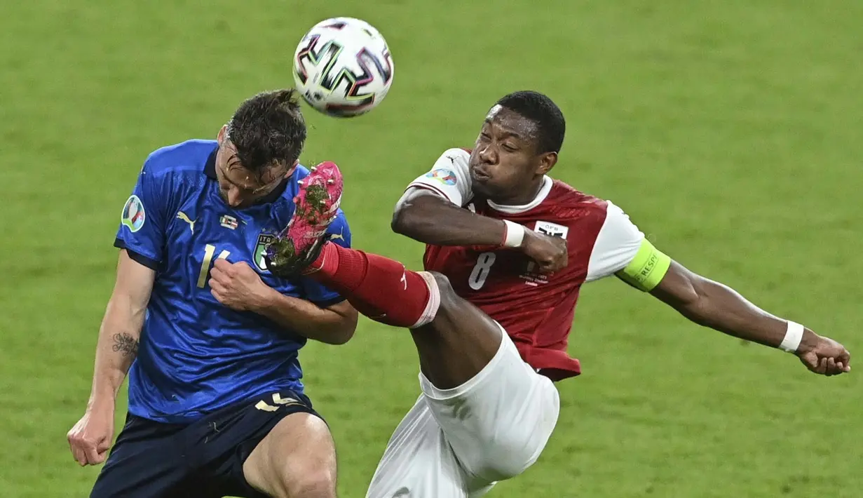 Pemain Austria David Alaba (kanan) berebut bola dengan pemain Italia Bryan Cristante dalam pertandingan babak 16 besar Piala Eropa 2020 antara Italia dan Austria di stadion Wembley di London, Sabtu (26/6/2021).(Foto: AP/Pool/Justin Tallis)