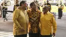 Bakal Calon Presiden yang juga Ketua Umum Partai Gerindra Prabowo Subianto (tengah) merangkul Ketua Umum Partai Golkar Airlangga Hartarto dan Ketua Dewan Pembina Golkar Abu Rizal Bakrie. (Liputan6.com/Faizal Fanani)