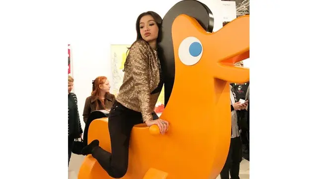 6 Foto 'Duck Face' ala Raline Shah, Tetap Cantik Memesona