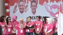 Relawan "Bidadari Anies-Sandi" membacakan dekalarasi dukungan kepada pasangan cagub dan cawagub Anies Baswedan dan Sandiaga Uno di kawasan Cilandak, Jakarta, Senin (19/12). Deklarasi ini juga dihiasi dengan simbol roti buaya. (Liputan6.com/Yoppy Renato)