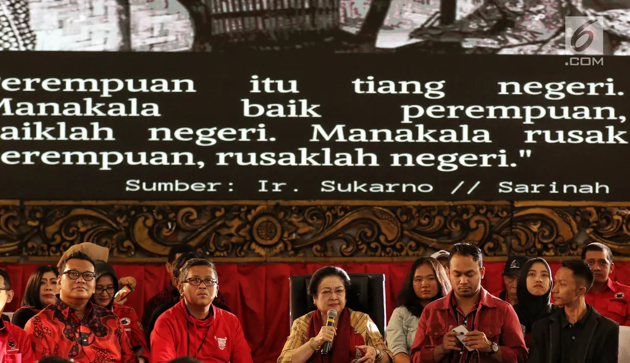 Ketum PDIP, Megawati Soekarnoputri saat berdialog dengan elemen muda di DPP PDIP, Jakarta, Senin (7/1). Megawati bercerita tentang pengalaman hidup sebagai Ketum Partai dan Sebagai anak sosok seorang Proklamator Ir. Soekarno. (Liputan6.com/Johan Tallo)