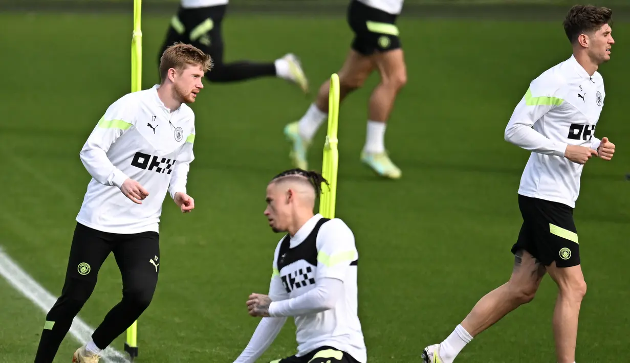 <p>Manchester City bermain imbang dengan Madrid dengan skor 2-0 melalui gol-gol Kevin De Bruyne dan Vinicius Junior. (AFP/Oli Scarff)</p>