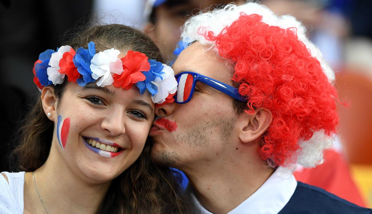 Suporter dengan atribut khas Prancis saat timnya melawan Skotlandia pada laga persahabatan di Stadion St Symphorien, Longeville-les-Metz, Prancis, (4/6/2016), Prancis menang 3-0.  (AFP/Franck Fife)
