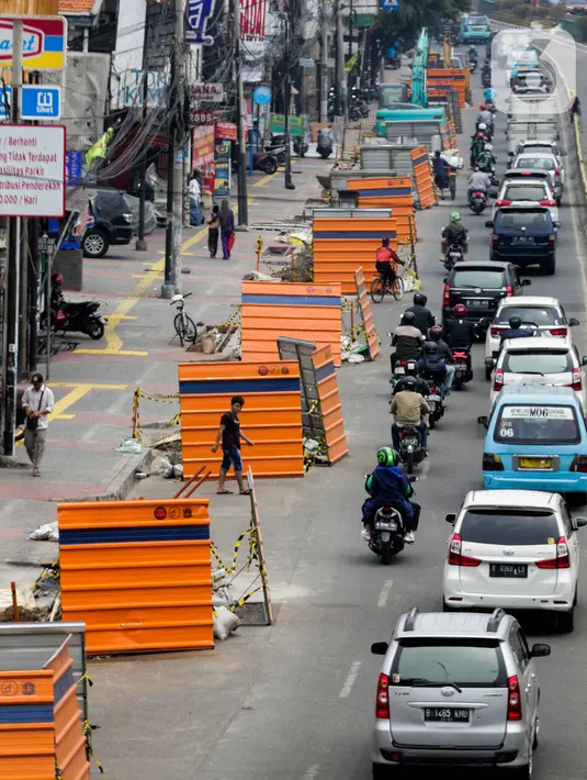 Kendaraan bermotor melaju tersendat di sepanjang Jalan Otista Raya, Jatinegara, Jakarta, Kamis (10/9/2019). Kemacetan disebabkan karena terdapat banyak titik di ruas jalan tersebut yang sedang mengerjakan proyek pembangunan trotoar dan galian kabel. (Liputan6.com/Faizal Fanani)