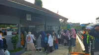 Kereta Api (KA) Pangrango tujuan Bogor-Sukabumi tak beroperasi sepenuhnya akibat jalur lintasan tertimbun longsor dan hanya beroperasi hingga Stasiun Cigombong, Senin (23/12/2019) pagi. (Liputan6.com/Achmad Sudarno)
