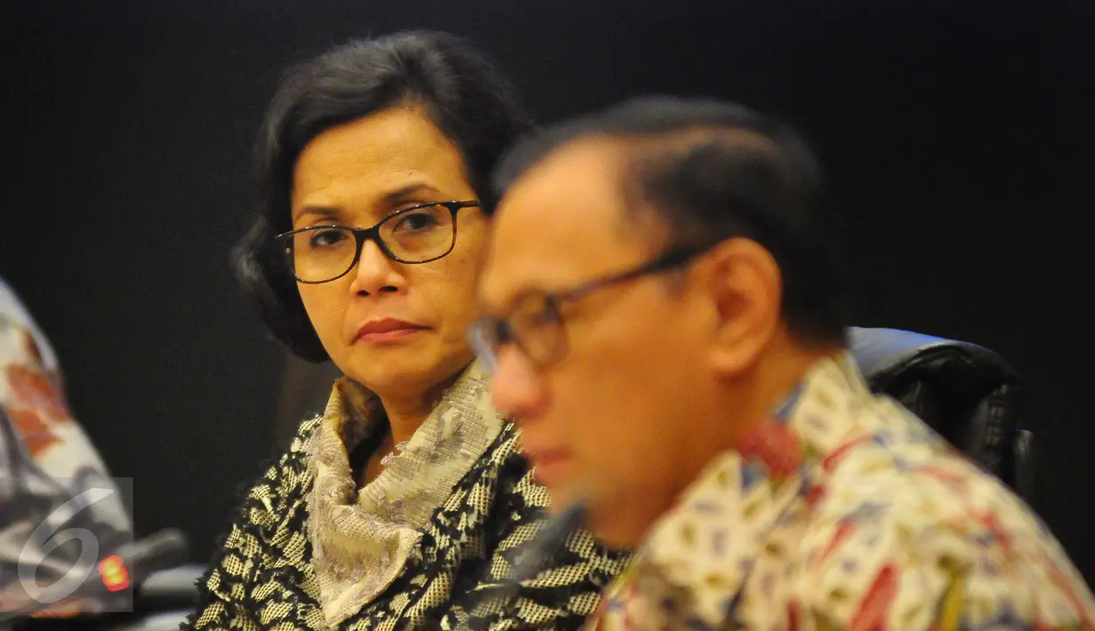Menkeu Sri Mulyanai saat rilis stabilitas keuangan Indonesia di Jakarta, Jumat (3/2). Pembahasan tersebut diikuti oleh Kemenkeu, OJK, Bank Indonesia, dan LPS ini memandang stabilitas keuangan nasional dari berbagai aspek. Liputan6.com/Angga Yuniar)
