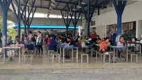 Pemudik menikmati fasilitas food court di rest area km86B Tol Cipali, Kamis (30/5/2019). (Ika Defianti)