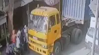 Video viral rombongan pengawal mobil jenazah menganiaya sopir truk kontainer di Jakarta Utara. (Istimewa)